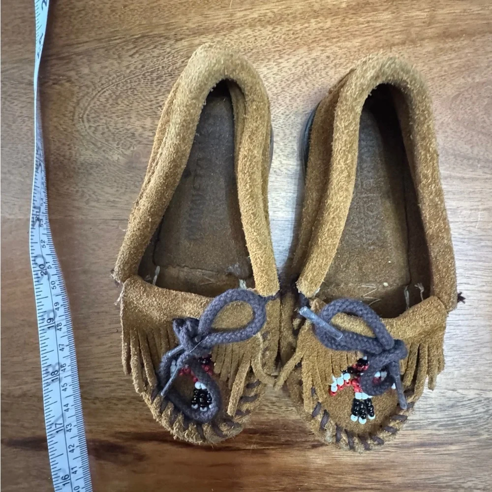 Minnetonka Kids Tan Moccasins with Beaded Detail. Size 5. Good Condition Boho